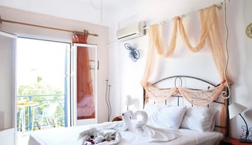 Manos Syros - Μέγας Γυαλός, Σύρος