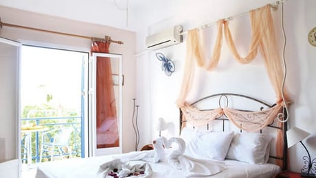 Manos Syros - Μέγας Γυαλός, Σύρος