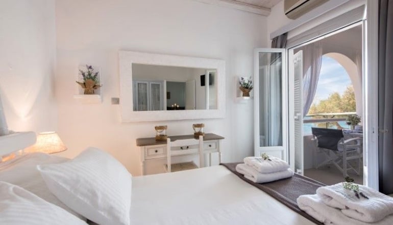 Blue Waves Suites & Apartments Paros