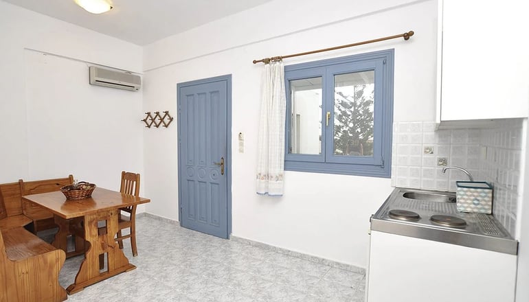 Manos Syros - Μέγας Γυαλός, Σύρος