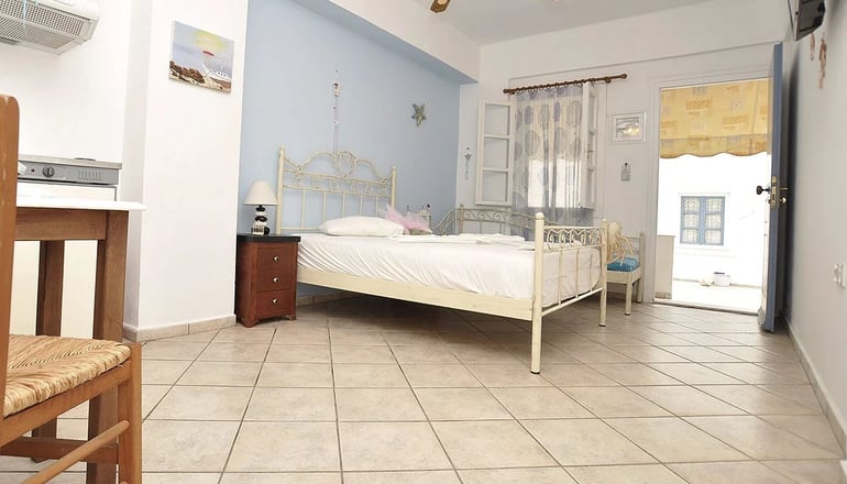 Manos Syros - Μέγας Γυαλός, Σύρος