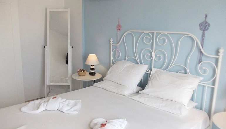 Manos Syros - Μέγας Γυαλός, Σύρος