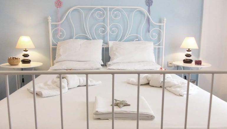 Manos Syros - Μέγας Γυαλός, Σύρος