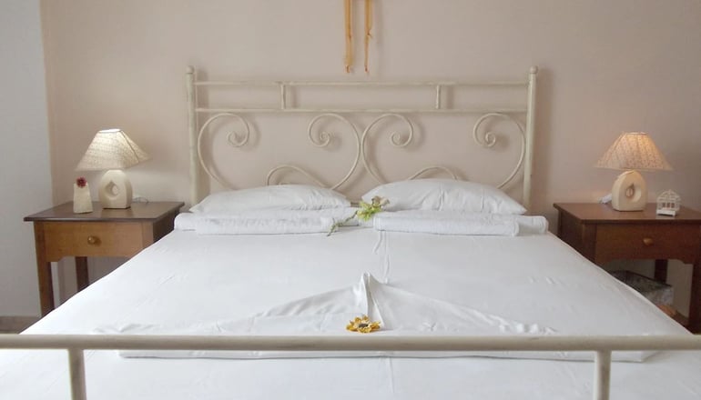 Manos Syros - Μέγας Γυαλός, Σύρος