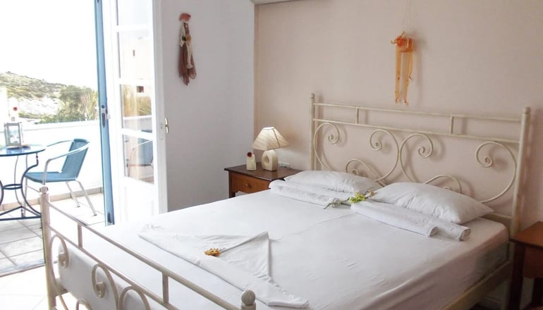 Manos Syros - Μέγας Γυαλός, Σύρος