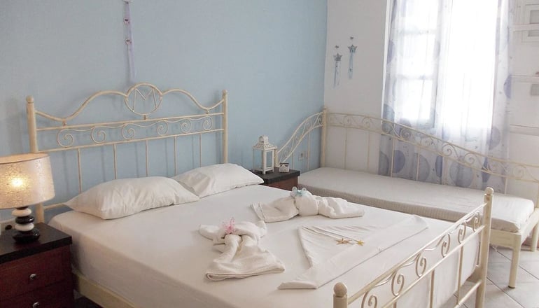 Manos Syros - Μέγας Γυαλός, Σύρος