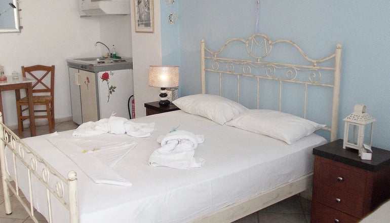 Manos Syros - Μέγας Γυαλός, Σύρος