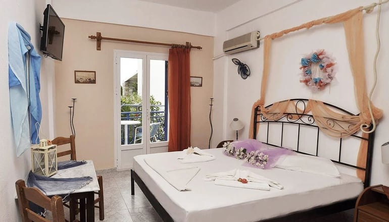 Manos Syros - Μέγας Γυαλός, Σύρος