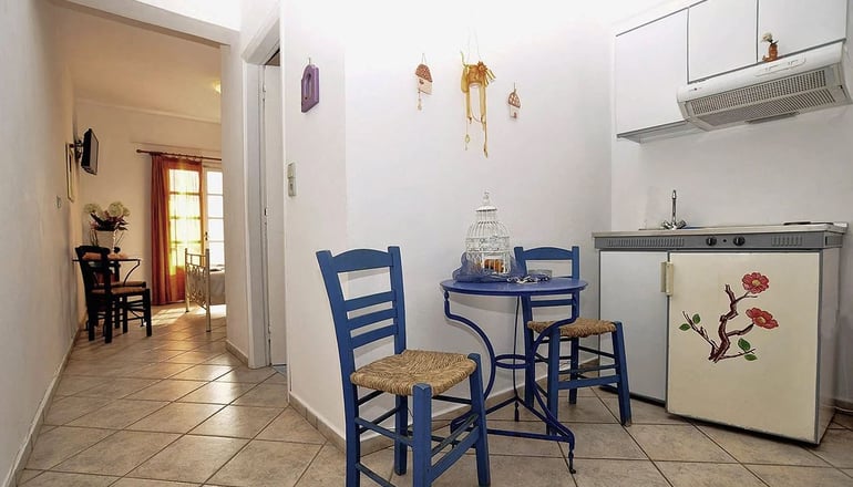 Manos Syros - Μέγας Γυαλός, Σύρος