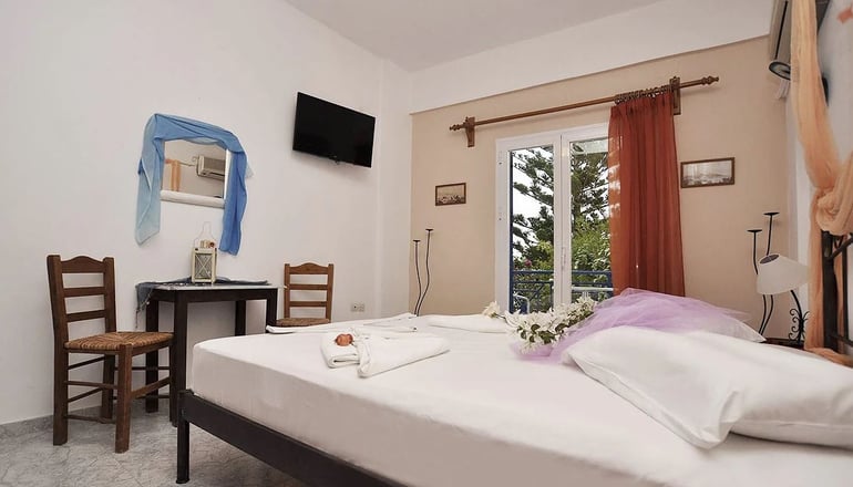 Manos Syros - Μέγας Γυαλός, Σύρος