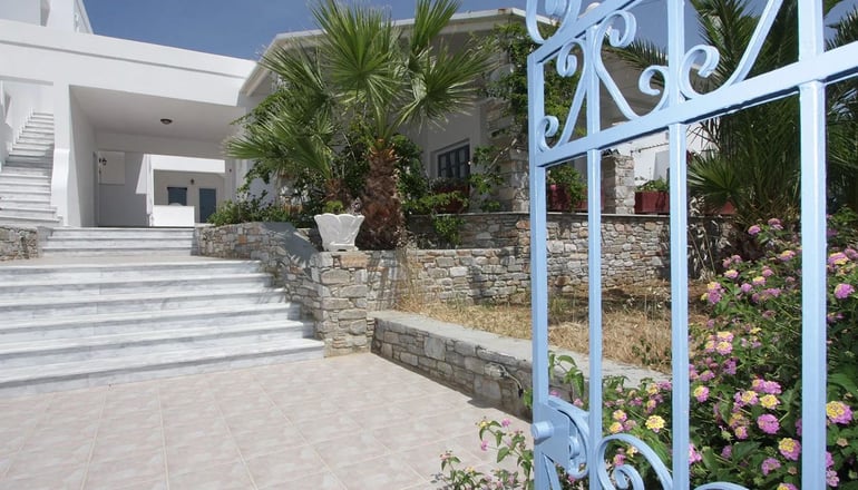 Manos Syros - Μέγας Γυαλός, Σύρος