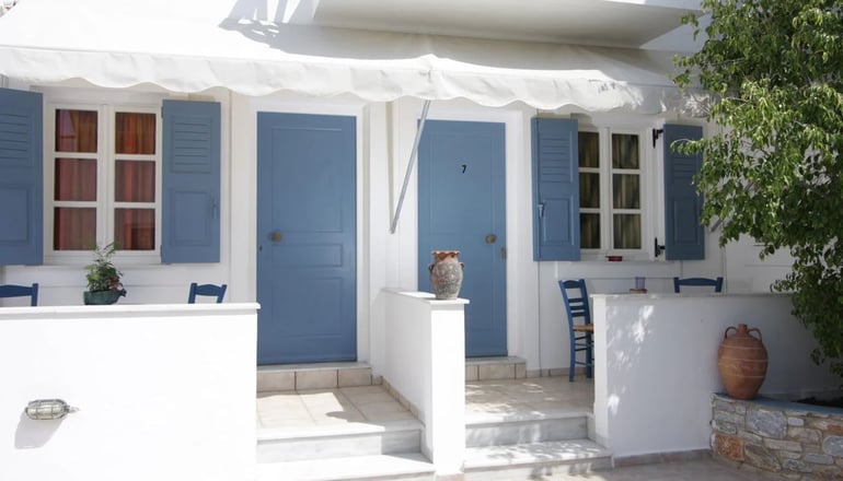 Manos Syros - Μέγας Γυαλός, Σύρος