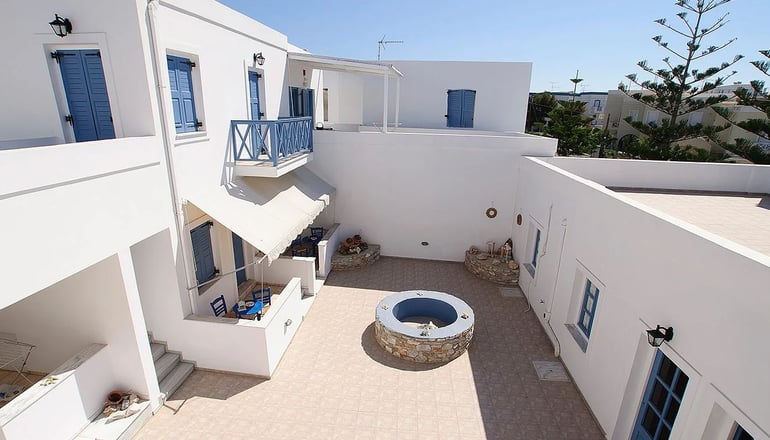 Manos Syros - Μέγας Γυαλός, Σύρος