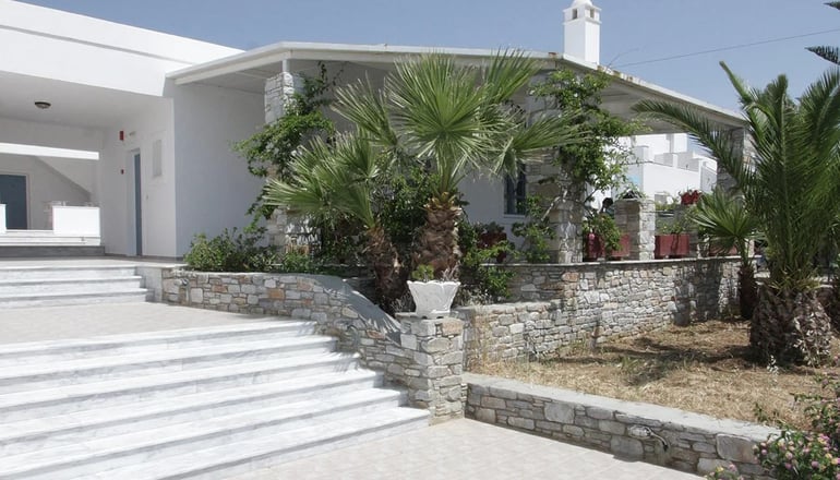 Manos Syros - Μέγας Γυαλός, Σύρος