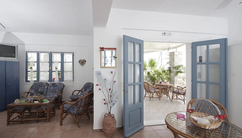 Manos Syros - Μέγας Γυαλός, Σύρος