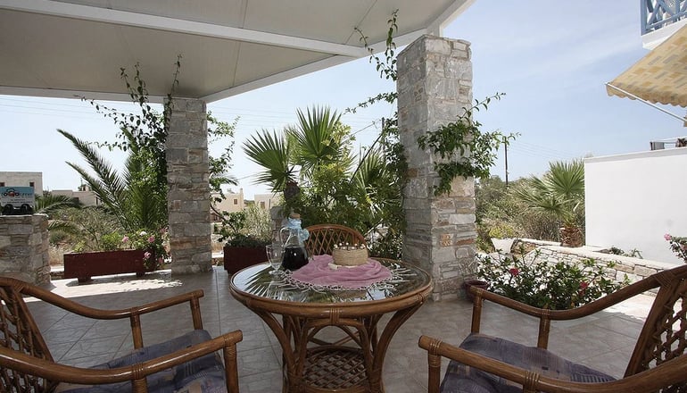 Manos Syros - Μέγας Γυαλός, Σύρος